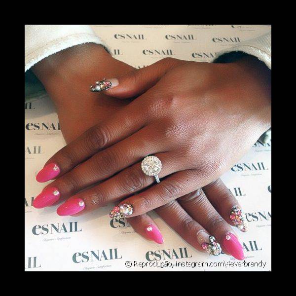 O rosa também é uma das cores favoritas de Brandy para as pontinhas dos dedos, como o mostrou com este pink adornado com apliques de pérolas e cristais